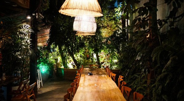 Downtown Beer Garden oferece um ambiente arborizado