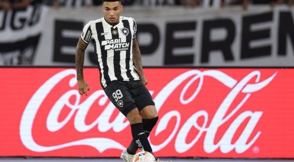 Igor Jesus, atacante do Botafogo, com a posse de bola