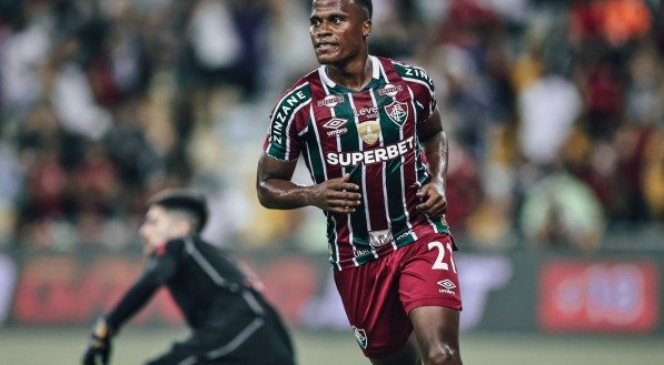 Imagem do atacante Jhon Arias após marcar gol para o Fluminense sobre o Flamengo