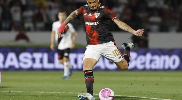 Imagem do atacante Luciano, do São Paulo, em ação no jogo contra o Vasco