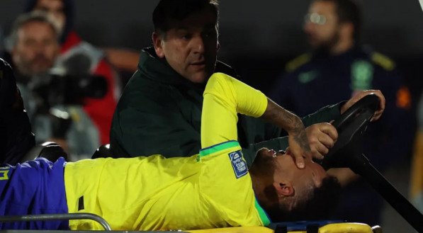 Neymar chora após sentir lesão em Uruguai x Brasil