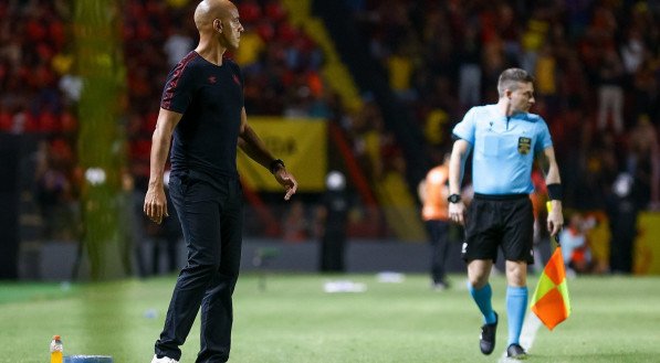 Imagem do técnico Pepa na beira do gramado da Ilha do Retiro no jogo entre Sport x Operário-PR