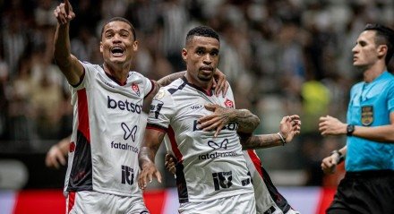 Atletas do Vitória comemorando gol