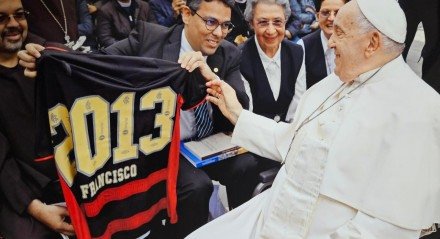 Torcedor do Sport entrega camisa Rubro-Negra ao Papa Francisco, no Vaticano