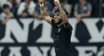 Yuri Alberto com os braços erguidos celebra gol pelo Corinthians