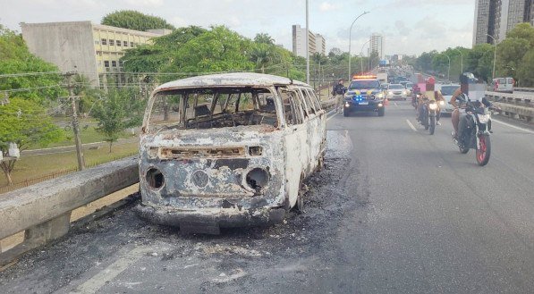 Imagem da kombi incendiada