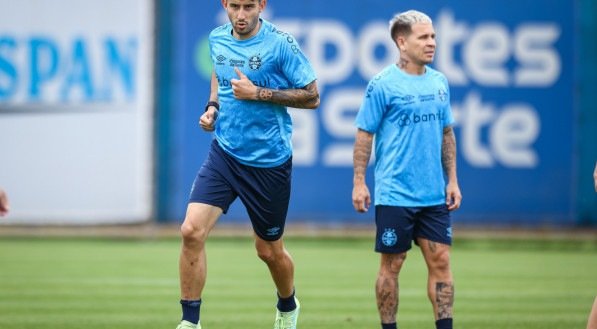 Atletas do Grêmio em treino antes do jogo