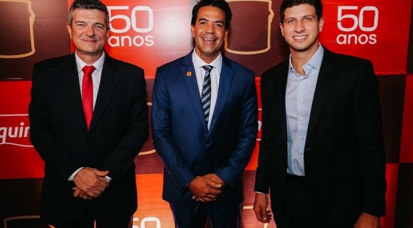 Eduardo Moretti e Alan Souza recebem o prefeito João Campos na comemoração dos 50 anos das Tintas Iquine, no Instituto Ricardo Brennand