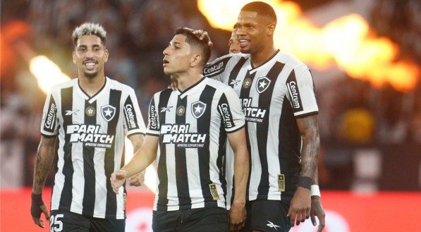 Thiago Almada celebra gol com outras jogadores do Botafogo