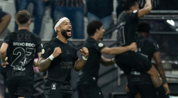 Depay celebra após marcar primeiro gol pelo Corinthians