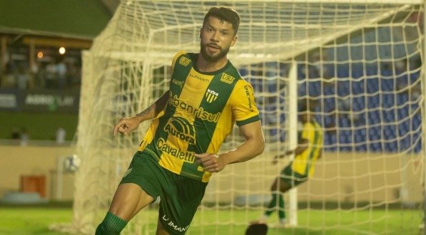 Atacante Jhonatan Ribeiro celebra gol marcado pelo Ypiranga-RS