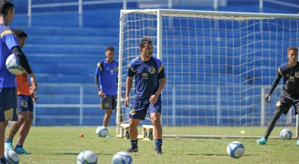 Lateral-esquerdo Rodrigues durante treinamento pelo Aparecidense-GO