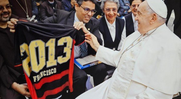 Torcedor do Sport entrega camisa Rubro-Negra ao Papa Francisco, no Vaticano