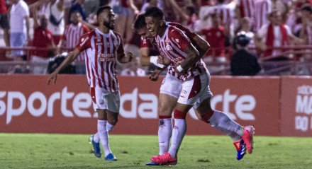 Imagem do atacante Gustavo Maia comemorando gol pelo Náutico na Série C