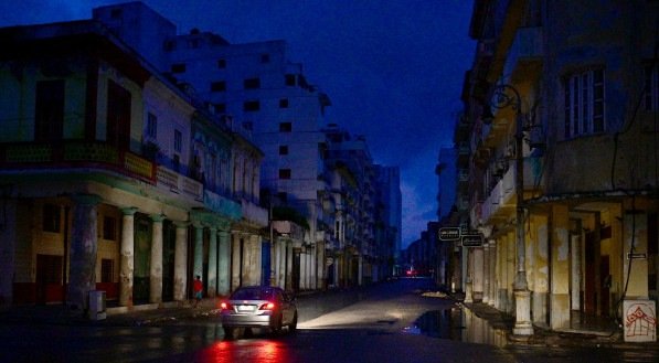 Um carro circula por uma rua durante um apagão nacional causado por uma falha na rede em Havana, em 19 de outubro de 2024