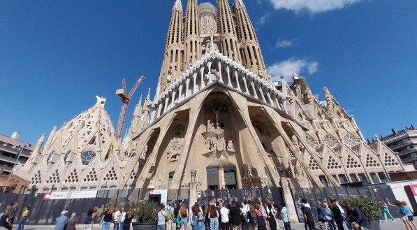 A Sagrada Família, em Barcelona, na Espanha, é um dos símbolos da fé católica e atrai muitos fiéis