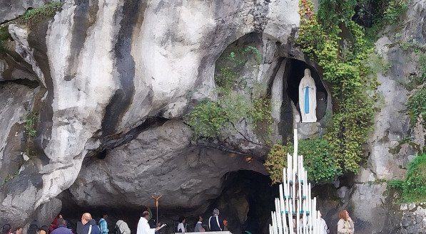 As peregrinas da Virgem Maria, Nossa Senhora mãe de todos: Lourdes, Fátima, Aparecida, Guadalupe, Graças. Todas uma só