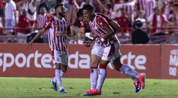 Imagem do atacante Gustavo Maia comemorando gol pelo Náutico na Série C