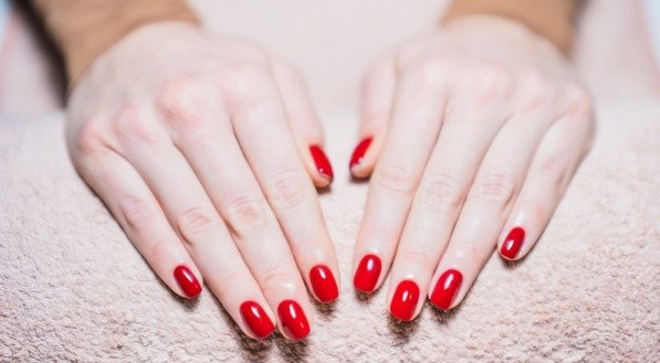 Imagem de unhas pintadas de vermelho!