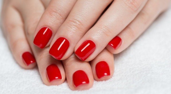 Imagem de unhas pintadas de vermelho!