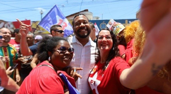 "Estou aqui com mulheres de luta, mulheres que querem o melhor pra cidade", afirmou Vinicius