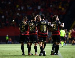 Time do Sport celebra gol marcado contra o Botafogo-SP pela Série B do Campeonato Brasileiro