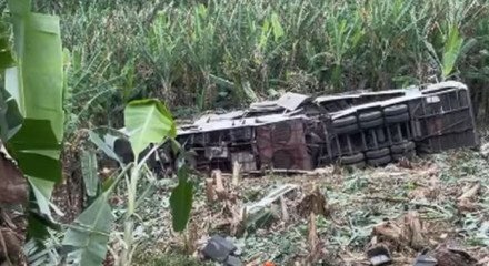 Trio elétrico capotou deixando três pessoas mortas e seis feridas na PE-89, em Machados, Pernambuco