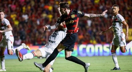 Barletta finalizando para o gol do Sport contra o Botafogo-SP pela Série B do Campeonato Brasileiro