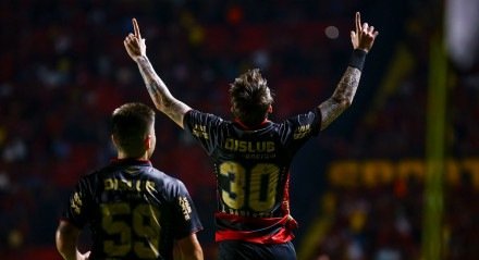 Barletta celebra o gol do Sport contra o Botafogo-SP pela Série B do Campeonato Brasileiro