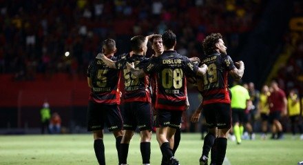 Time do Sport celebra gol marcado contra o Botafogo-SP pela Série B do Campeonato Brasileiro