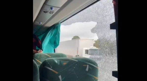 Janela quebara de ônibus da torcida do Flamengo após ataque de torcedores do Corinthians