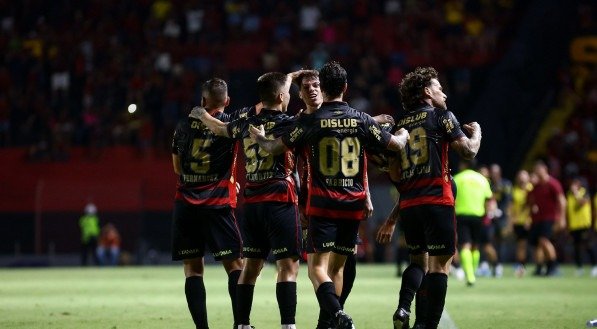 Imagem dos jogadores do Sport comemorando gol na Ilha do Retiro pela Série B