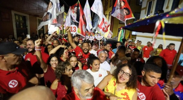 Bloco "Bora Mudar Olinda", organizado por diversas agremiações, contou com presença de Vinicius Castello e lideranças políticas