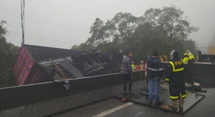 Imagem da carreta caída após acidente