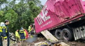 Carreta envolvida em acidente com van no Paraná