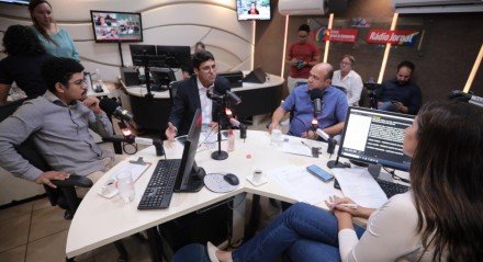 Cientista político Antônio Fernandes, Diego Cabral (Republicanos) e Jogli Uchôa (PSD) em debate na Rádio Jornal