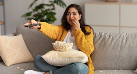 Alguns filmes podem ajudar no momento de escrever a redação do Enem (Imagem: Prostock-studio | Shutterstock)