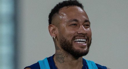 Neymar em aquecimento do Al Hilal para enfrentar o Al Ain