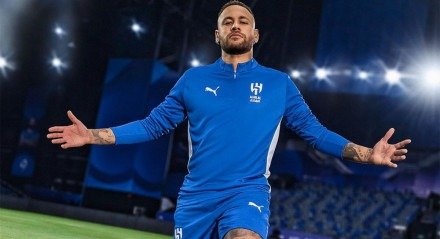 Neymar com os braços abertos para jogo do Al Hilal