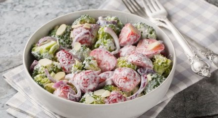 Salada de brócolis com morango e molho de iogurte (Imagem: AS Foodstudio | Shutterstock)