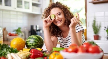 Equilíbrio alimentar ajuda a manter a saúde dos olhos (Imagem: gpointstudio | Shutterstock) 