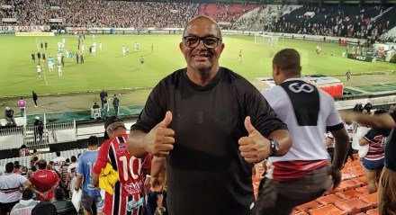 Marcelo Xavier de Araújo, o Super Santa, nas arquibancadas do Estádio do Arruda