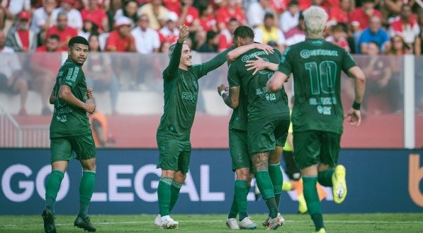 Coritiba vence o Vila Nova fora de casa