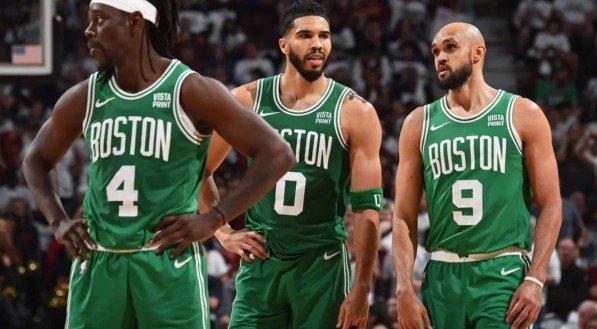 Imagem de Jrue Holiday, Jayson Tatum e Derrick White