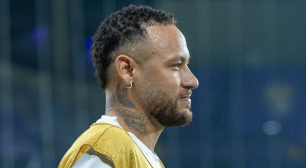 Neymar em último treino antes do encontro diante do Al Ain