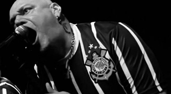 Paul Di'Anno, primeiro vocalista da banda de Heavy Metal Iron Maiden, com a camisa do Corinthians.
