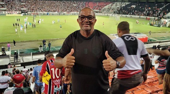 Marcelo Xavier de Araújo, o Super Santa, nas arquibancadas do Estádio do Arruda