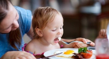 O ovo oferece uma nutrição completa e equilibrada para as crianças (Imagem: BlueOrange Studio | Shutterstock)