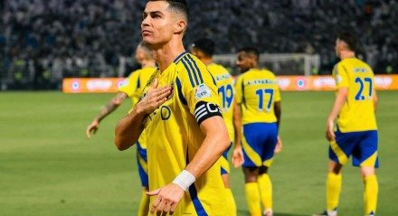 Cristiano Ronaldo bate no peito após marcar gol pelo Al Nassr