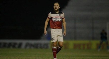 Imagem do volante Lucas Bessa em ação com a camisa do Santa Cruz no início de 2024